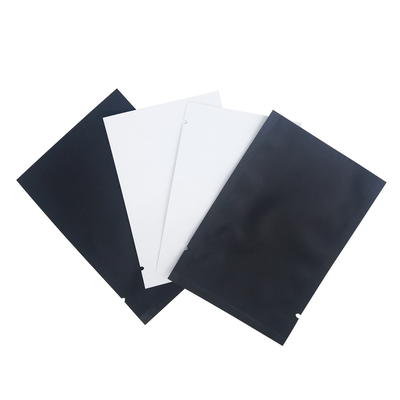 acheter Coloris mat noir blanc Mylar Foil sous vide étanche à la chaleur étanche à la chaleur sacs à sacs avec entailles déchirantes pour emballage alimentaire online manufacture